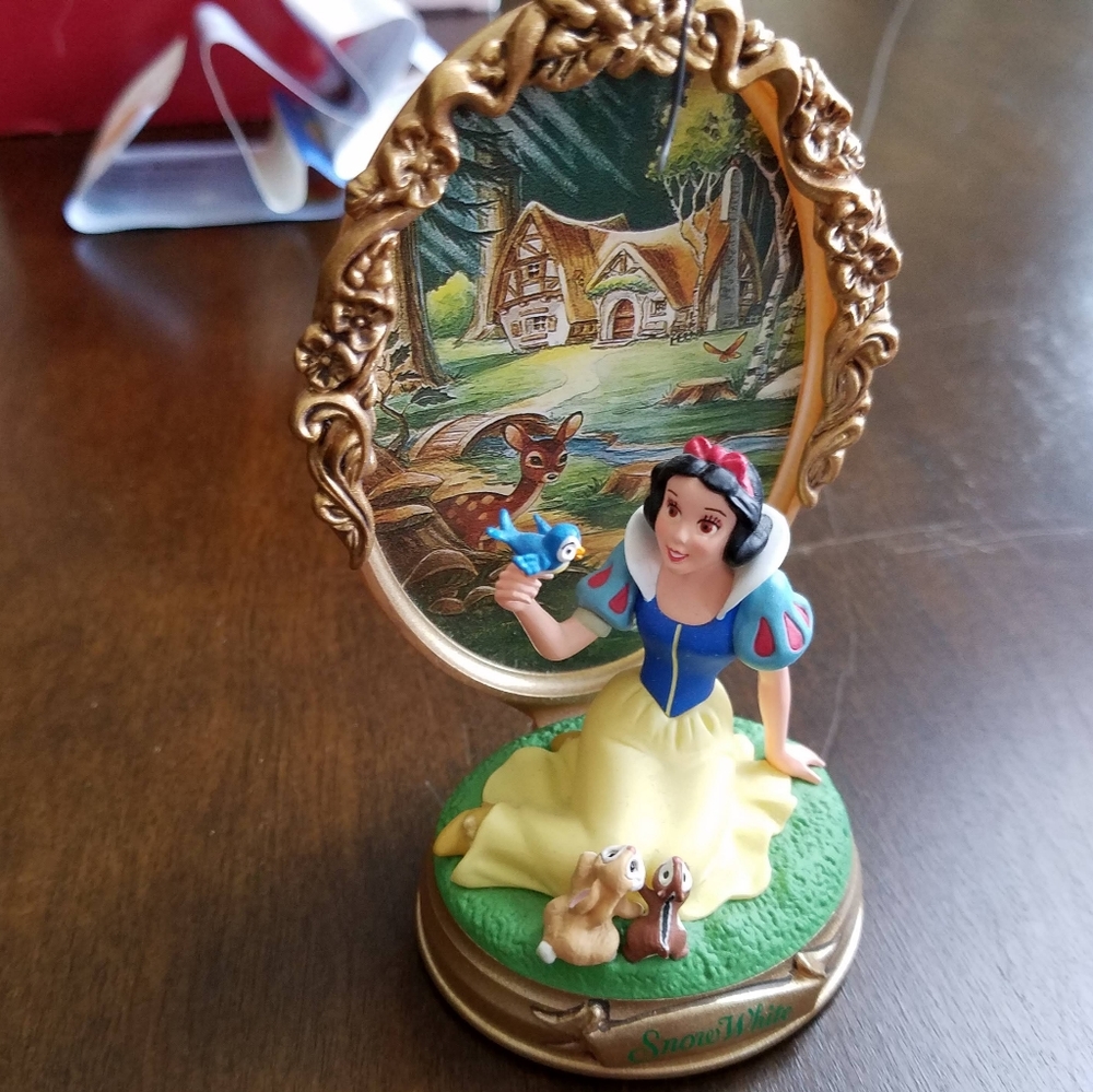 Snow White 1998 Disney Hallmark Keepsake ornament